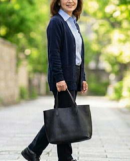 黒のトートバッグを持つ女性の様子