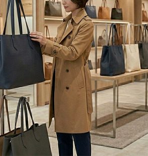 トートバッグを選んでいる女性の様子