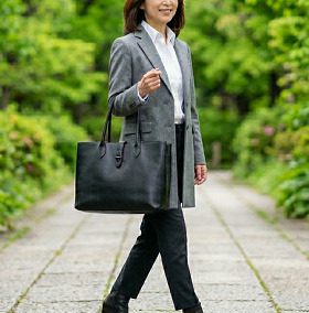 黒のトートバッグを持ち歩く女性のイメージ