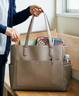 習い事の資料や小物を整理したトートバッグを持つ60代の女性