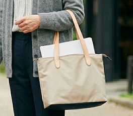 A4収納のトートバッグを持つ女性
