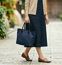 習い事用のトートバッグを持っている女性の様子