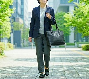 黒のトートバッグを持った女性の通勤シーン
