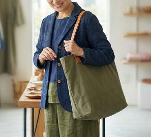 大きめのトートバッグを持つ女性