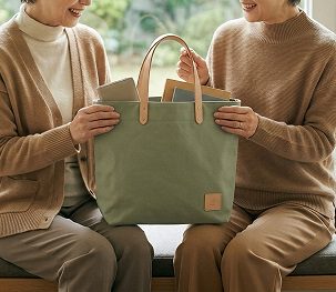 トートバッグのプレゼントをする女性