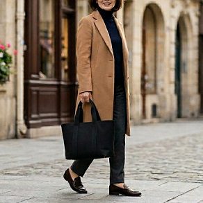 街中を黒色のトートバッグを持って歩く女性のイメージ