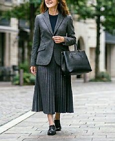 街中で黒いトートバッグを持った歩く女性