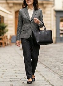 街中で、黒いトートバッグを持って歩く女性のイメージ