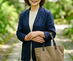 トートバッグを持つ女性