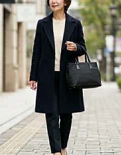 街中を、黒いトートバッグ持って歩く女性の様子