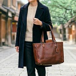 茶色のトートバッグを持つ女性