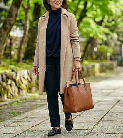 トートバッグを持って歩く女性