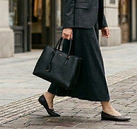 街中で黒いトートバッグを持つ女性の様子