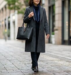 街中で黒いトートバッグを持ち歩く女性の様子