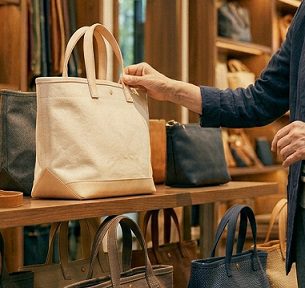 店内でトートバッグを確かめる様子