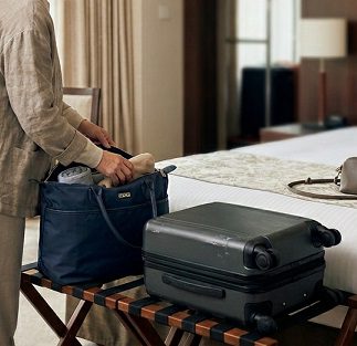 一泊旅行でトートバッグに荷物を収納する女性の様子