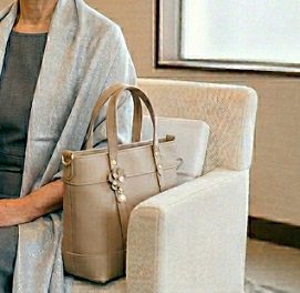 結婚式にトートバッグを持ってきた女性の様子
