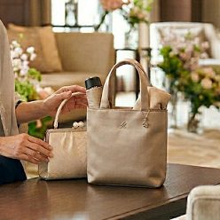 結婚式にて、フォーマルなトートバッグを持つ上品な女性