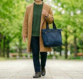 トートバッグ持って歩いている女性