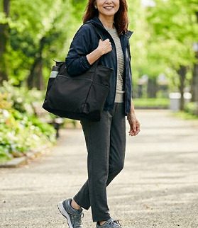 黒いスポーツ用のトートバッグを持っている女性の様子