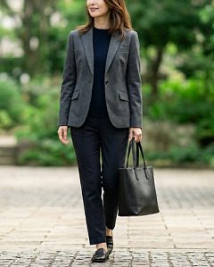 黒色のトートバッグを持ち歩く女性のイメージ