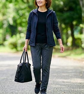 スポーツの時に使う黒いトートバッグを持ち歩く女性のイメージ