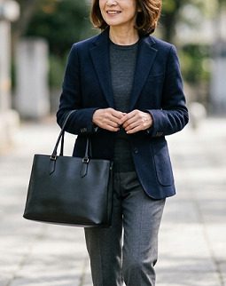 黒いトートバッグを持ち歩く女性の様子