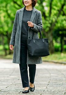 黒いトートバッグを持つ女性のイメージ