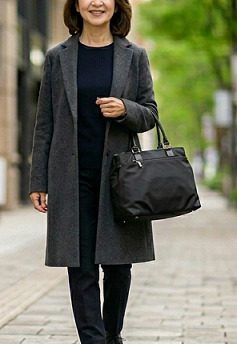 街中で、黒いトートバッグを持つ女性の様子