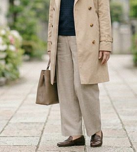 街中でベージュのトートバッグを持つ女性の様子